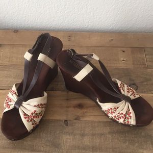 Adorable, platform sandals.